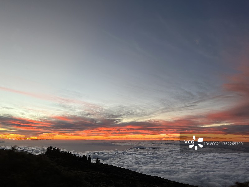 在云的顶部，日落时的海天景色，毛伊岛，夏威夷，美国图片素材