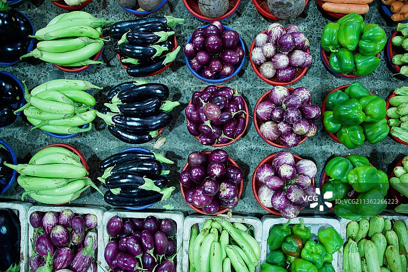 海湾市场，巴林，阿曼，市场摊位上出售的蔬菜的全景照片图片素材