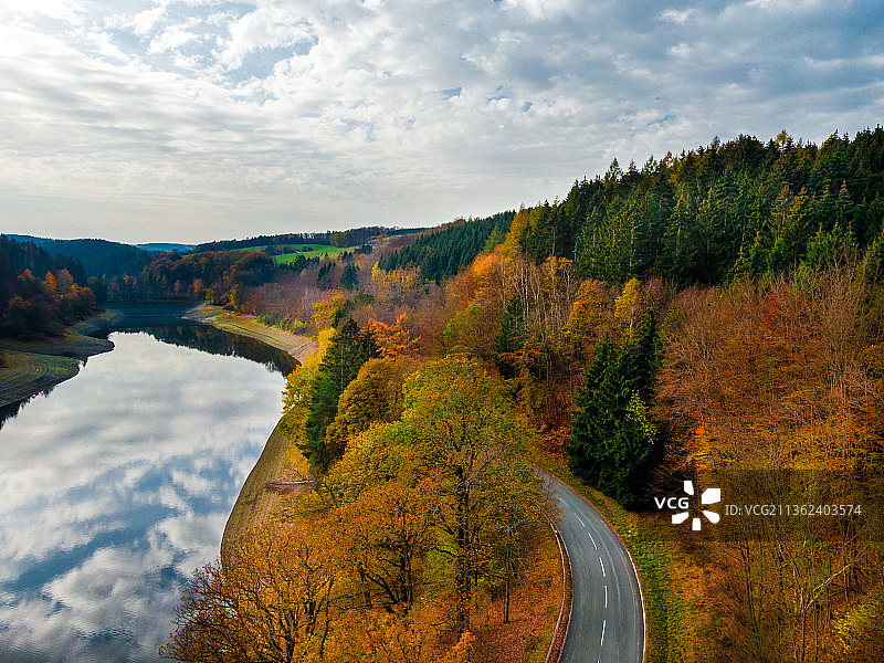 空中景观，秋天湖面上的景色图片素材