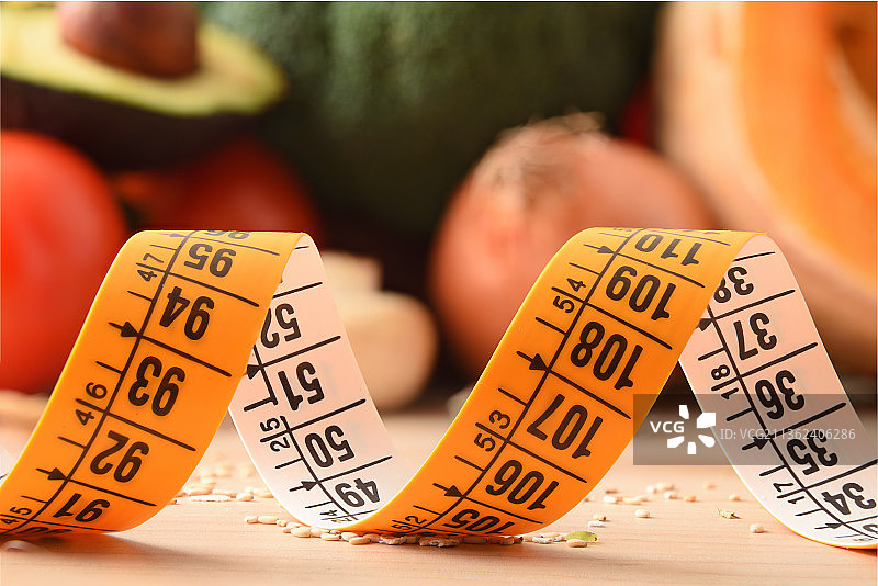 概念控制体重计和健康食品背景宏观图片素材
