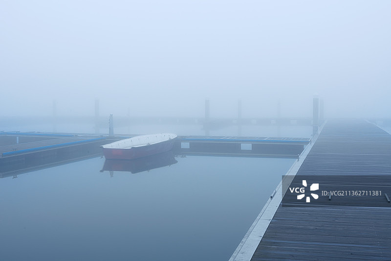 瑶湖森林公园清晨大雾，港湾船只图片素材