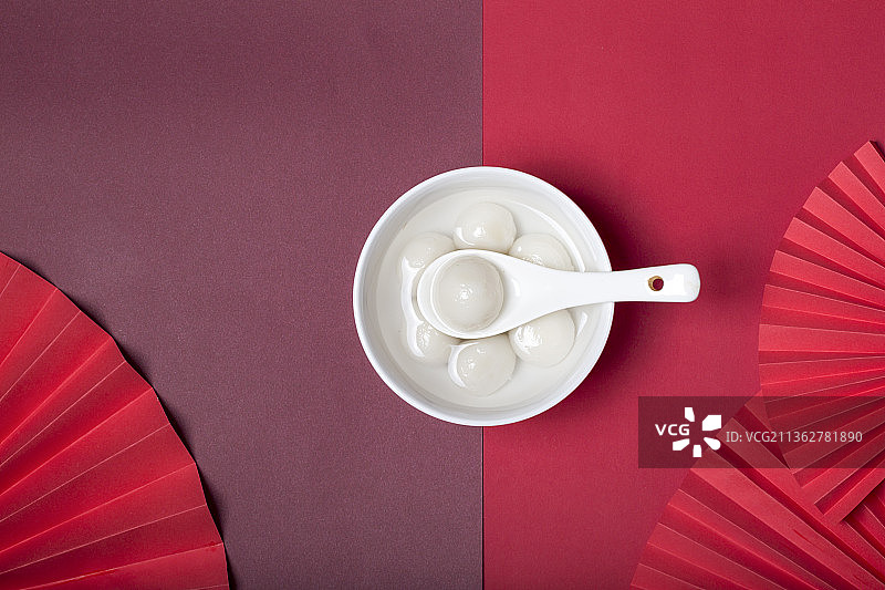 俯拍中国红折扇喜庆背景传统美食汤圆图片素材