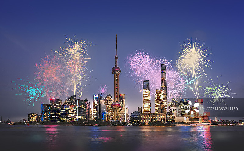 上海，金融中心，外滩，东方明珠，焰火，烟花，跨年，新年，庆祝，2022,图片素材