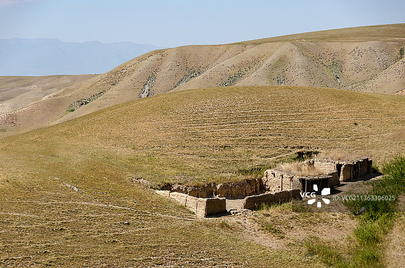 高视角拍摄中国新疆伊犁草原的山和遗迹图片素材