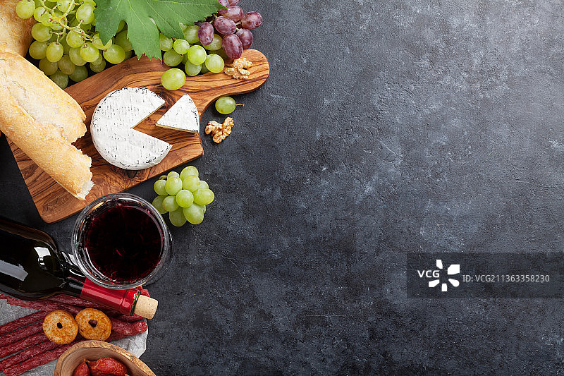 葡萄酒，葡萄，奶酪，香肠，直接在桌子上食物的上方图片素材