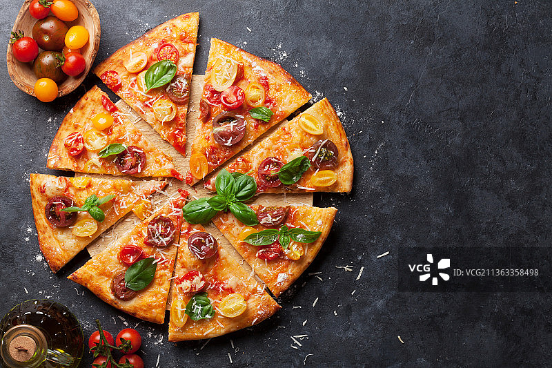 番茄，马苏里拉奶酪和罗勒披萨，直接在披萨的上方图片素材