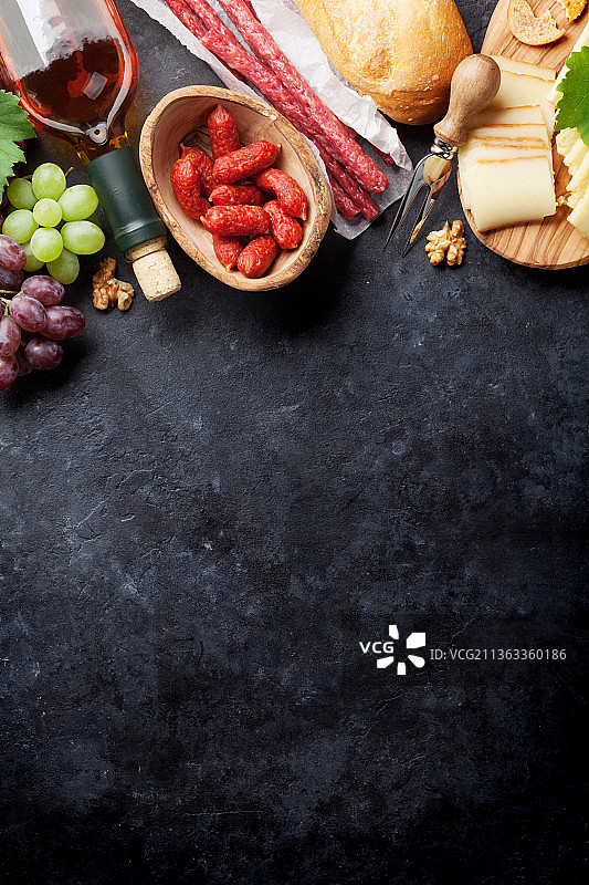 葡萄酒，葡萄，奶酪，香肠，高角度的食物在桌子上图片素材