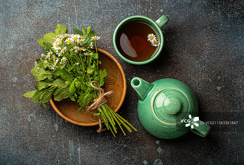 草本茶具有天然的治疗作用，茶杯，茶壶顶图片素材