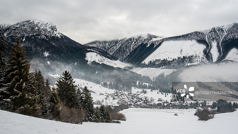 斯洛伐克，Mala Fatra，雪山映衬天空的风景图片素材
