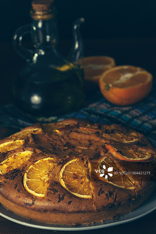 橙色蛋糕，桌子上盘子里食物的特写镜头图片素材