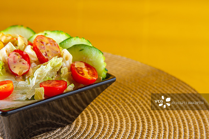 日本食物，餐桌上容器里食物的特写图片素材