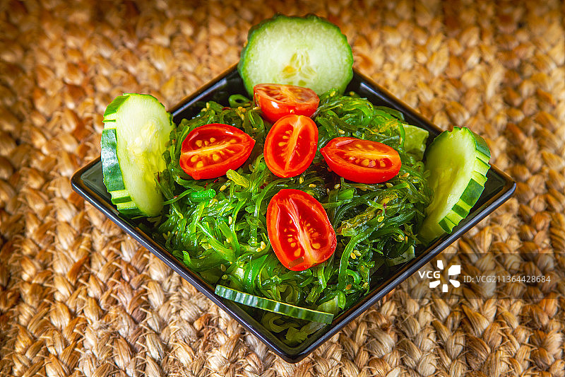 日本菜，高视角的蔬菜容器在桌子上图片素材