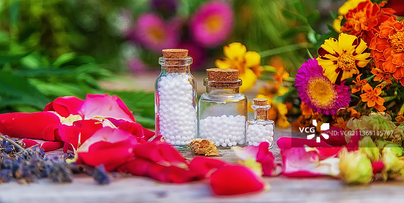 瓶装草药和花酊剂选择焦点图片素材