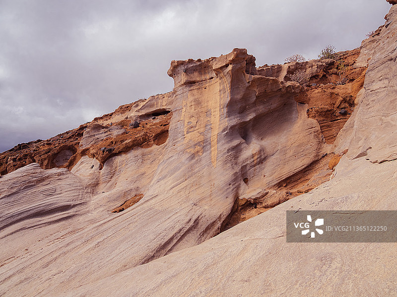 西班牙特内里费省的圣克鲁斯特内里费岛，特纳里夫岛的岩层相对于天空的低角度视图图片素材