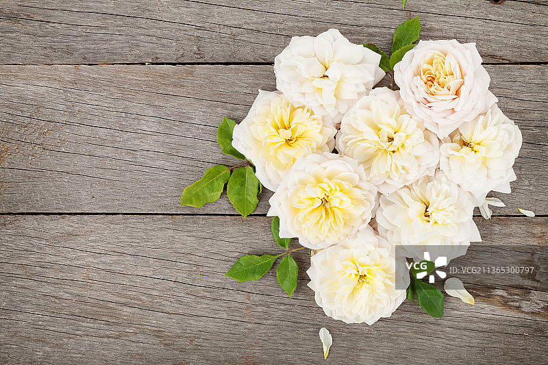 心形的玫瑰花，木桌上的花朵特写图片素材