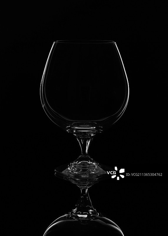 玻璃在黑色的背景，特写的葡萄酒酒杯对黑色的背景图片素材