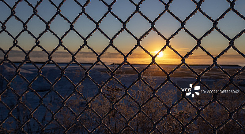 威斯康辛州的冬天，在夕阳下的铁链栅栏的特写镜头图片素材