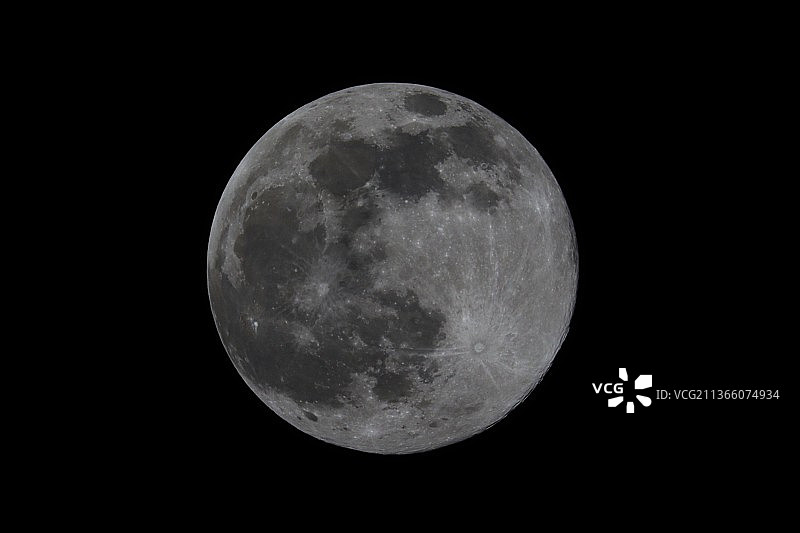 英国伦敦，夜空中月亮的低角度视图图片素材