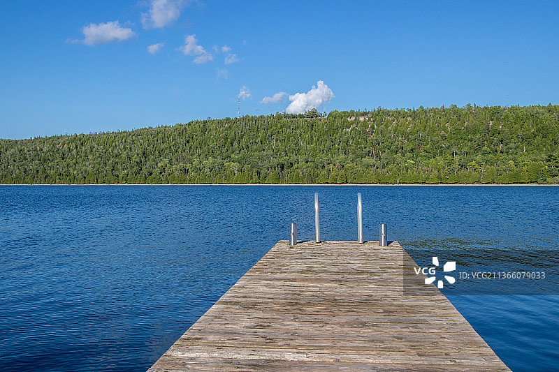 空荡的码头，蓝天映衬下的美丽湖泊，戈尔湾，加拿大图片素材