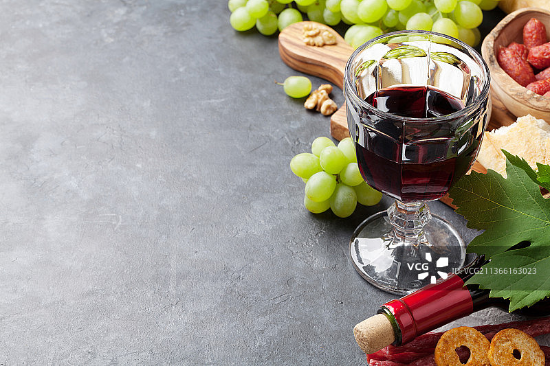 葡萄酒，葡萄，奶酪，香肠，葡萄酒与葡萄酒和葡萄在餐桌上的高角度视图图片素材