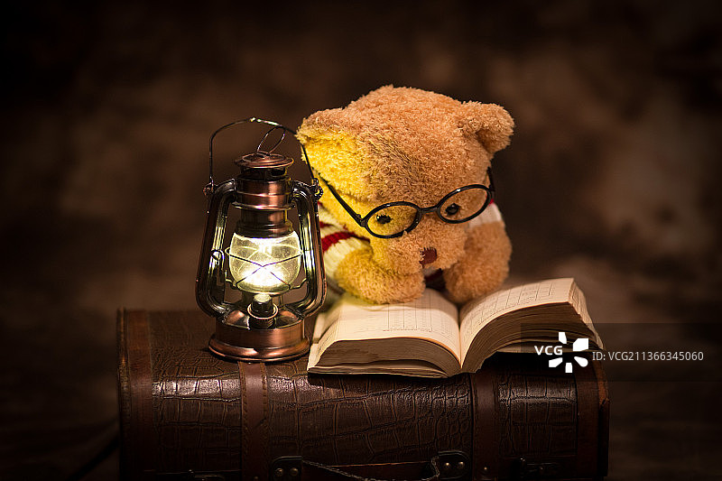戴着眼镜读书的小熊，玩具熊图片素材