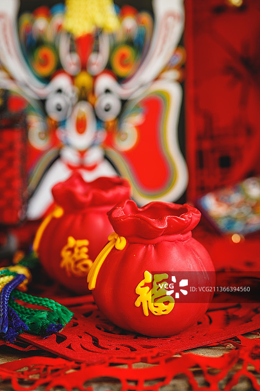 印有福字的春节红色福袋图片素材