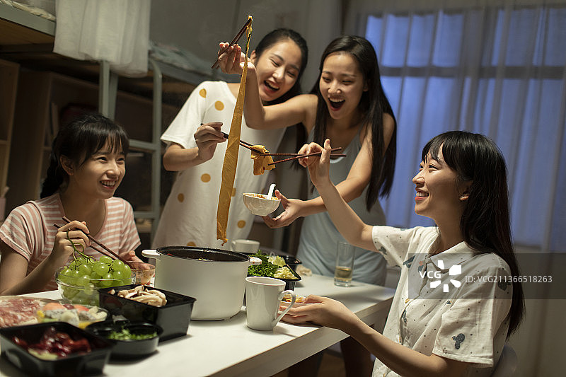年轻大学生在宿舍吃火锅图片素材