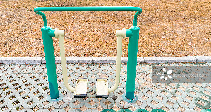 亚洲中国公园里的运动健身器材图片素材