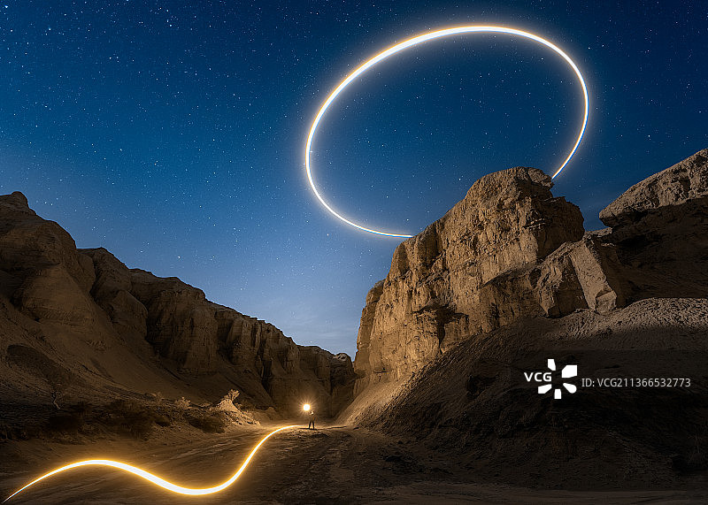 星空下峡谷内神秘光环未来科技感念图图片素材