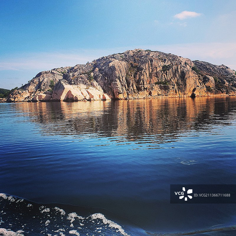 在海上，蓝天映衬下的美丽湖泊，瑞典斯威里格图片素材