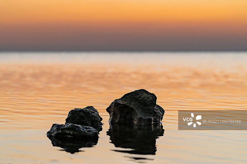 呆着别动，卡塔尔，日落时分，海上岩石与天空的特写图片素材