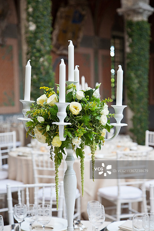 婚礼插花，餐桌摆放特写，意大利图片素材