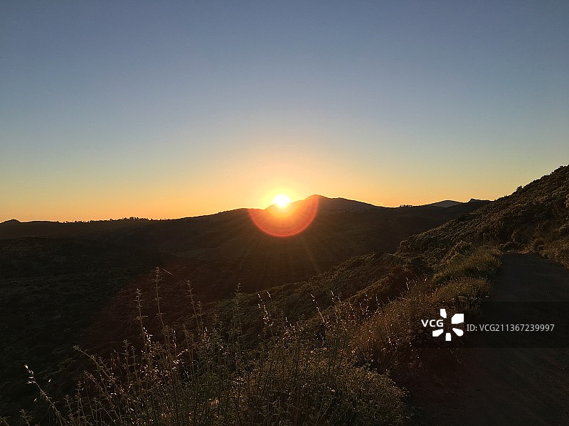 山的日出，风景的山在晴朗的天空下日落，圣贝纳迪诺县，加利福尼亚州，美国，美国图片素材