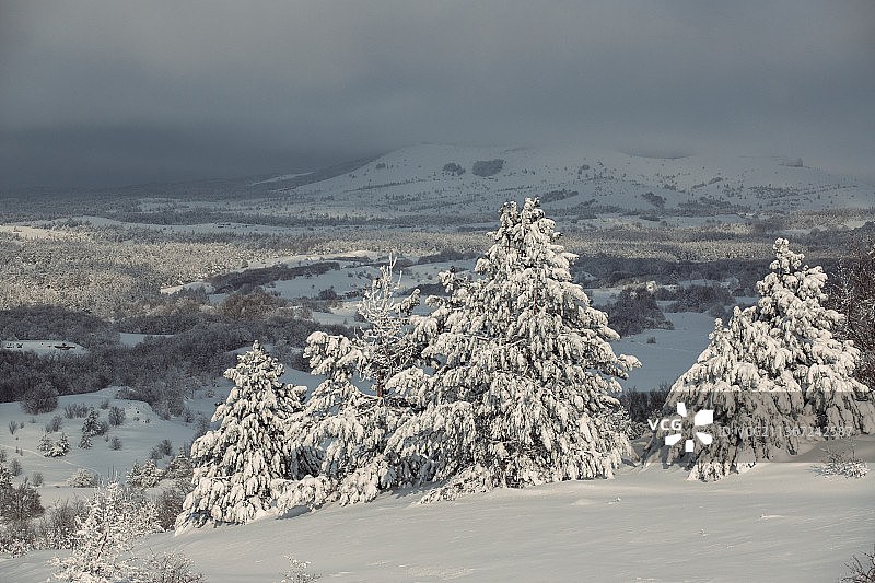 冬天的克里米亚，雪山映衬天空的风景图片素材