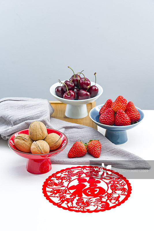 新鲜草莓核桃和樱桃放在高足盘中图片素材