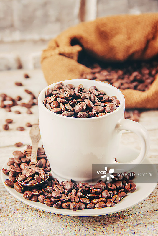 咖啡豆一杯咖啡的选择性焦点图片素材