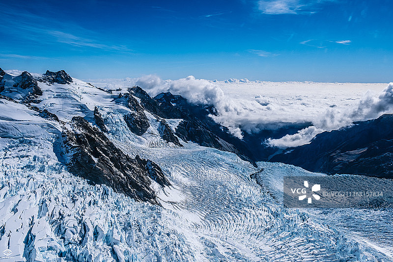 蓝天映衬下的雪山风光图片素材