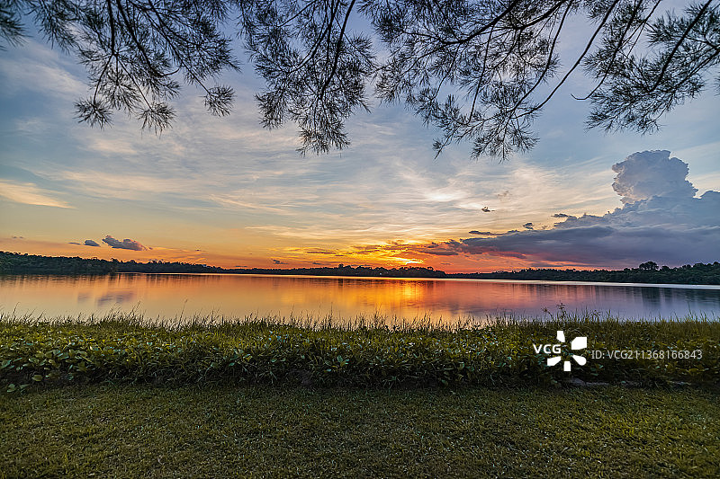 迷人的日落，日落时天空映衬下的湖景图片素材