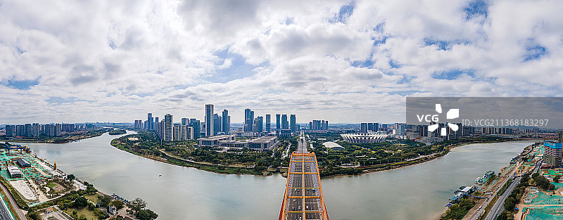 中国佛山东平大桥和佛山新城CBD城市天际线全景图片素材