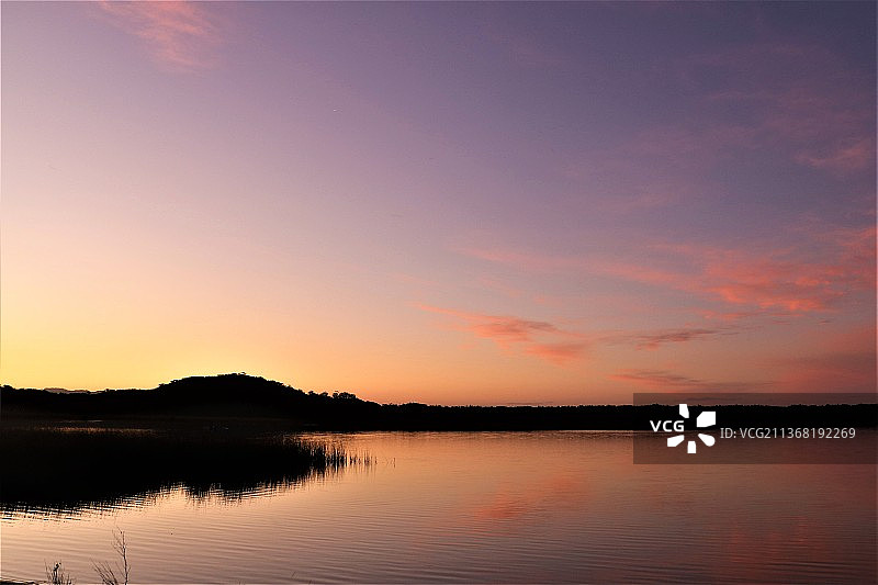 日落，日出，日落时湖在天空下的风景图片素材