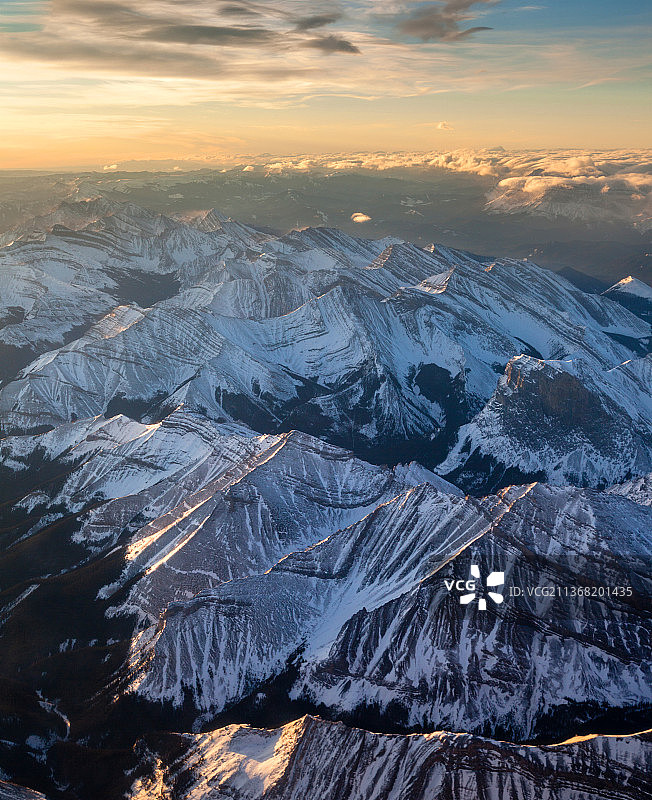 加拿大阿尔伯塔省班夫市，落基山脉金色日出的鸟瞰图图片素材