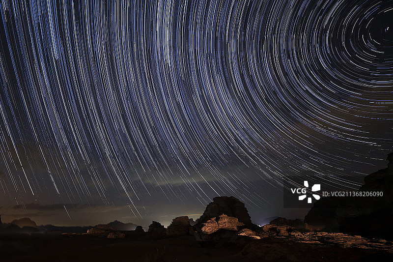 Wadi rum夜景，约旦Quairah区夜晚星空下的星迹风景图片素材
