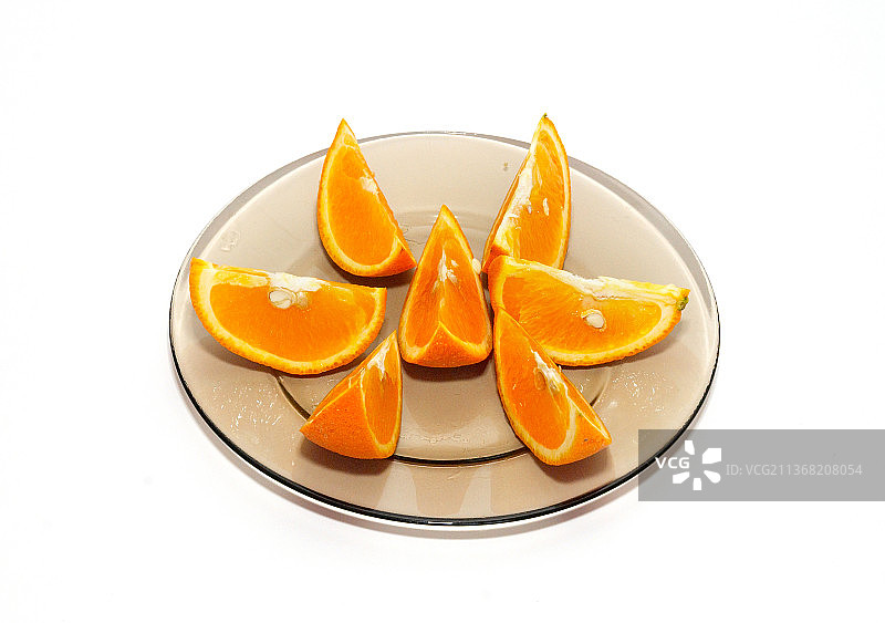 橙色的片段在盘子孤立在白色上图片素材