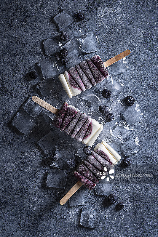 冰冻蓝莓奶油冰棒图片素材
