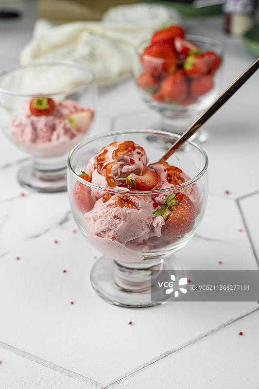 草莓冰淇淋加新鲜草莓图片素材