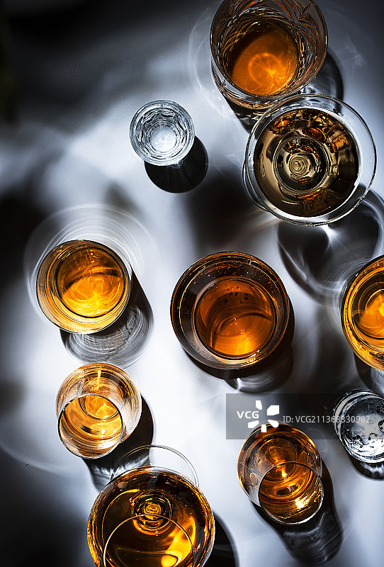 烈性酒，烈性酒和蒸馏酒，啤酒杯在桌子上的高角度视图图片素材