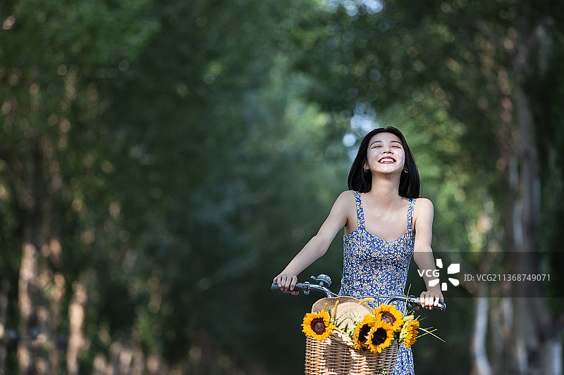 快乐女子骑自行车图片素材