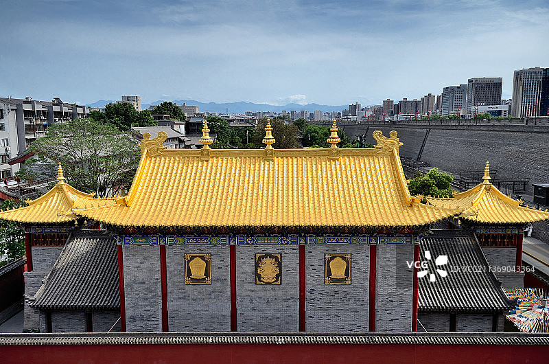 中国陕西省西安市，著名旅游景点，西安古代城墙风景区，广仁寺里的古建筑金顶图片素材