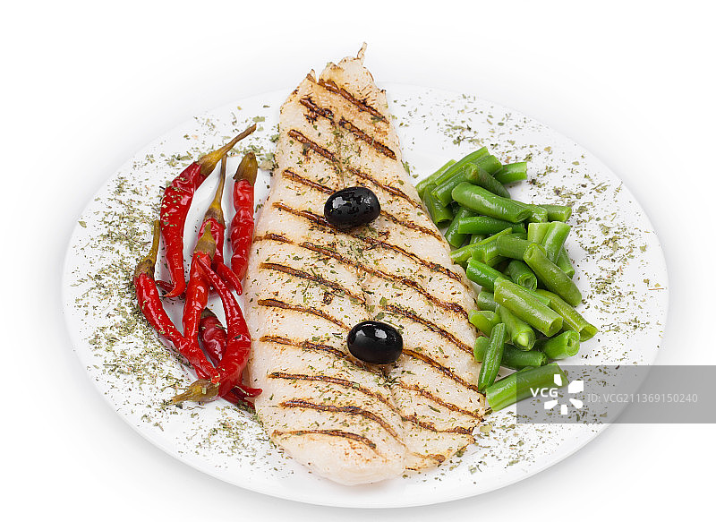 烤鱼片，直接上方拍摄的食物在盘子上的白色背景，摩尔多瓦图片素材