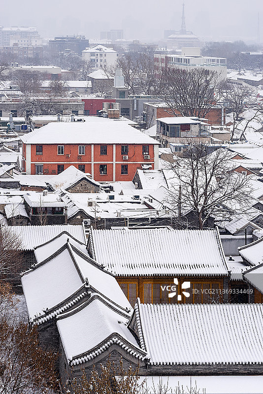 冬季北京鼓楼视角看万春亭民宅雪景图片素材